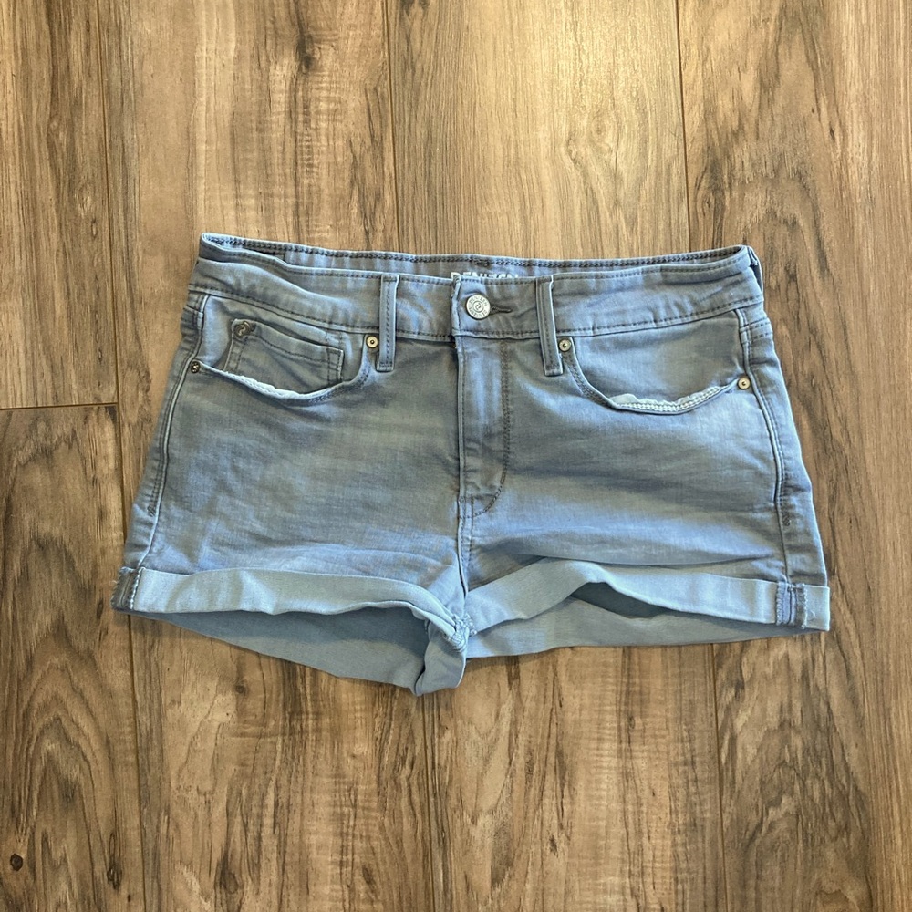 Women’s gray Denizen Levi’s shortie shorts. Size 6.